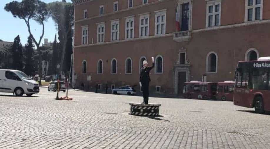 “Remembering good times”: Rome witnesses the first female traffic policeman on the Workatop podium